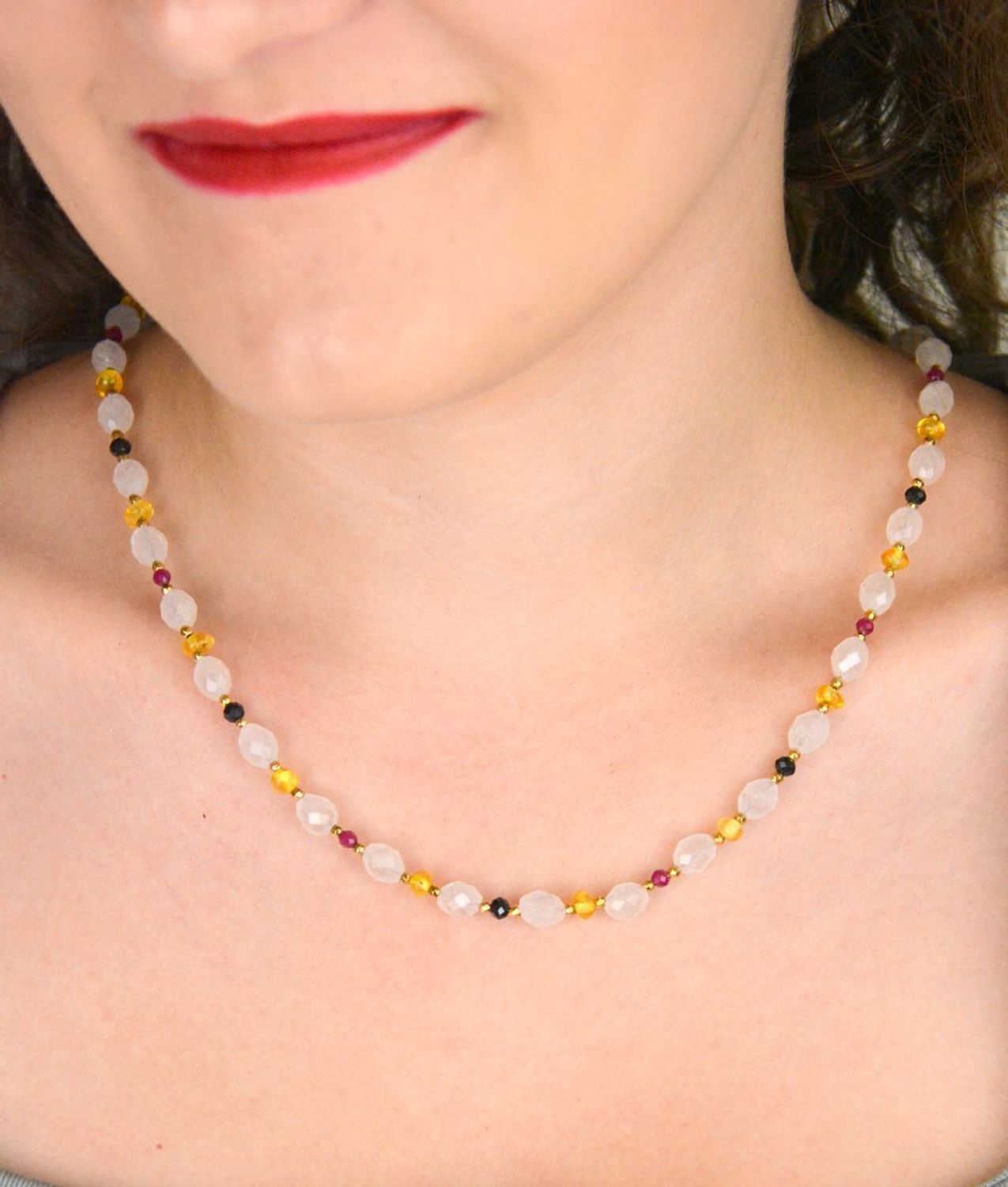 Naszyjnik srebrny próby 925 z naturalnymi kamieniami rubin, bursztyn i kwarc różowy. Długość 41+3 cm, zapięcie na karabińczyk, waga 14,50 g.1.jpg