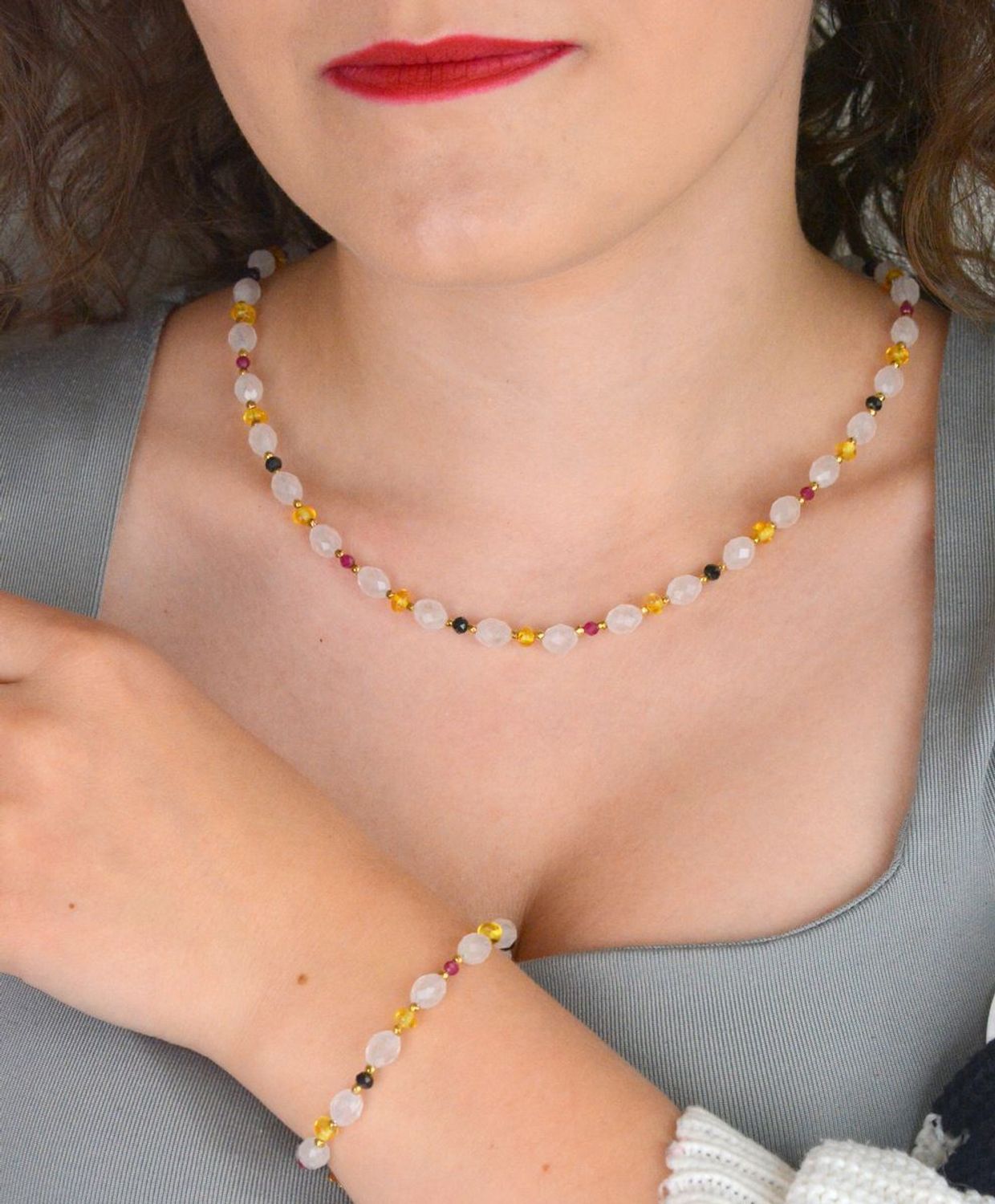 Naszyjnik srebrny próby 925 z naturalnymi kamieniami rubin, bursztyn i kwarc różowy. Długość 41+3 cm, zapięcie na karabińczyk, waga 14,50 g.1.jpg