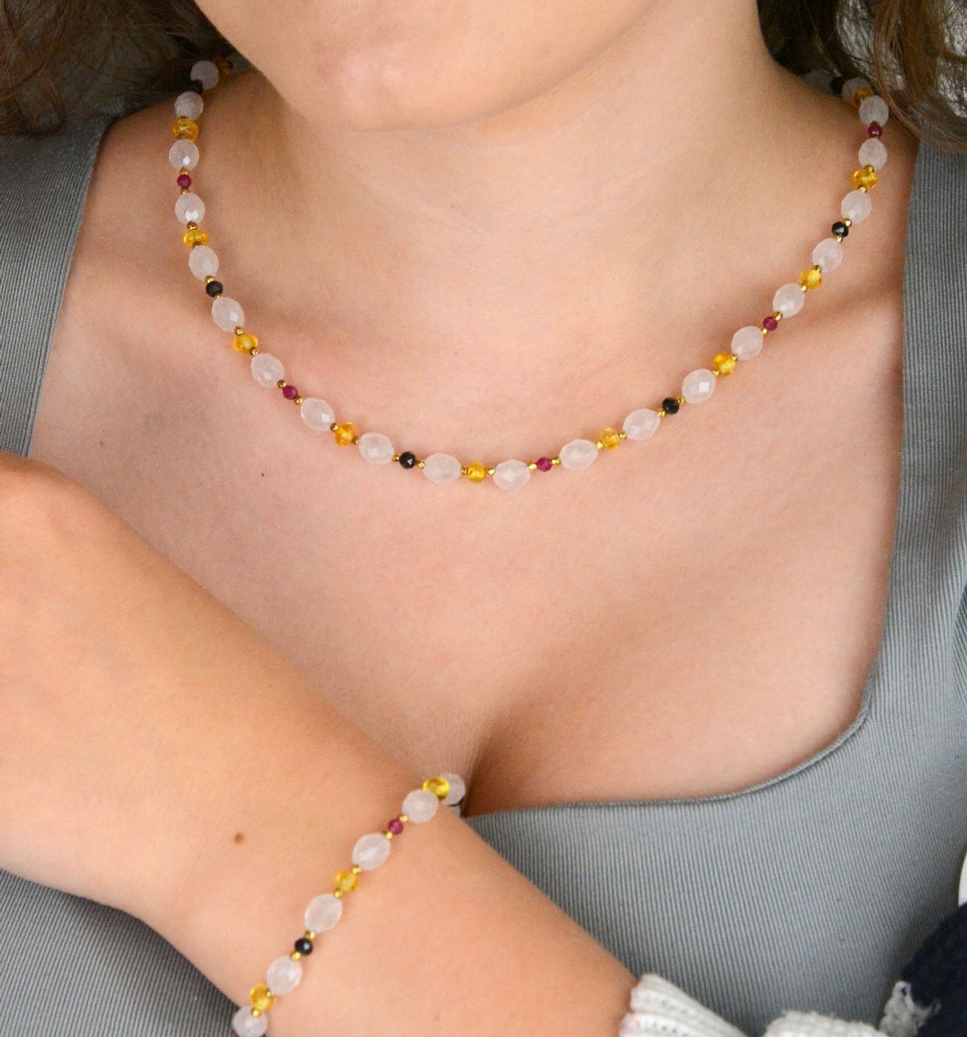 Naszyjnik srebrny próby 925 z naturalnymi kamieniami rubin, bursztyn i kwarc różowy. Długość 41+3 cm, zapięcie na karabińczyk, waga 14,50 g.1.jpg