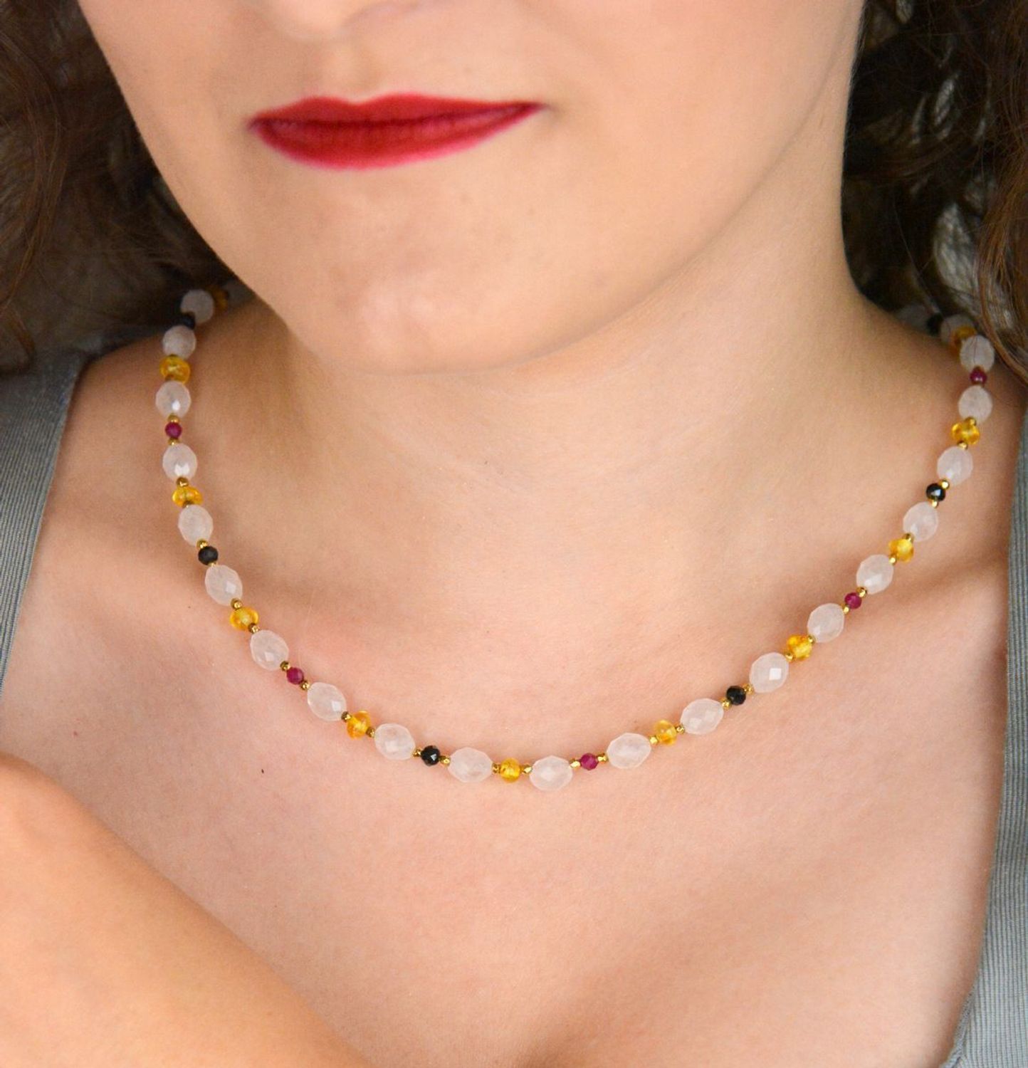 Naszyjnik srebrny próby 925 z naturalnymi kamieniami rubin, bursztyn i kwarc różowy. Długość 41+3 cm, zapięcie na karabińczyk, waga 14,50 g.1.jpg