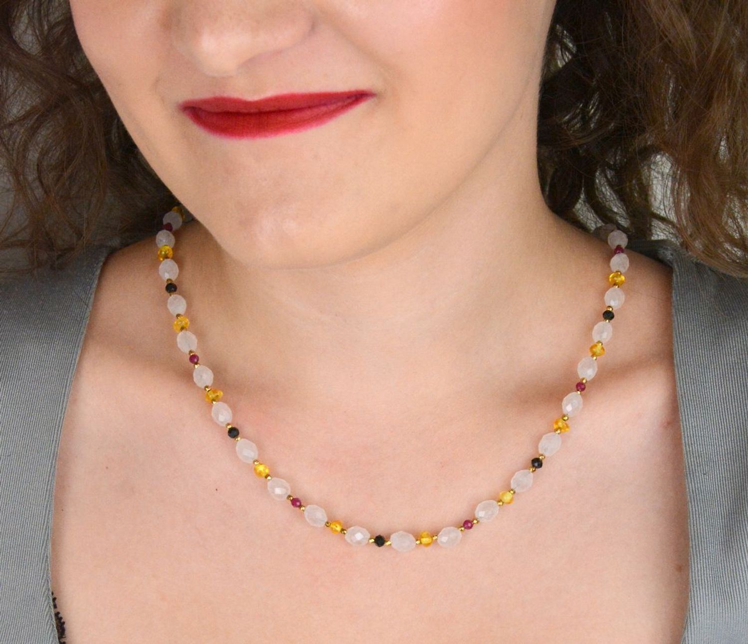 Naszyjnik srebrny próby 925 z naturalnymi kamieniami rubin, bursztyn i kwarc różowy. Długość 41+3 cm, zapięcie na karabińczyk, waga 14,50 g.1.jpg