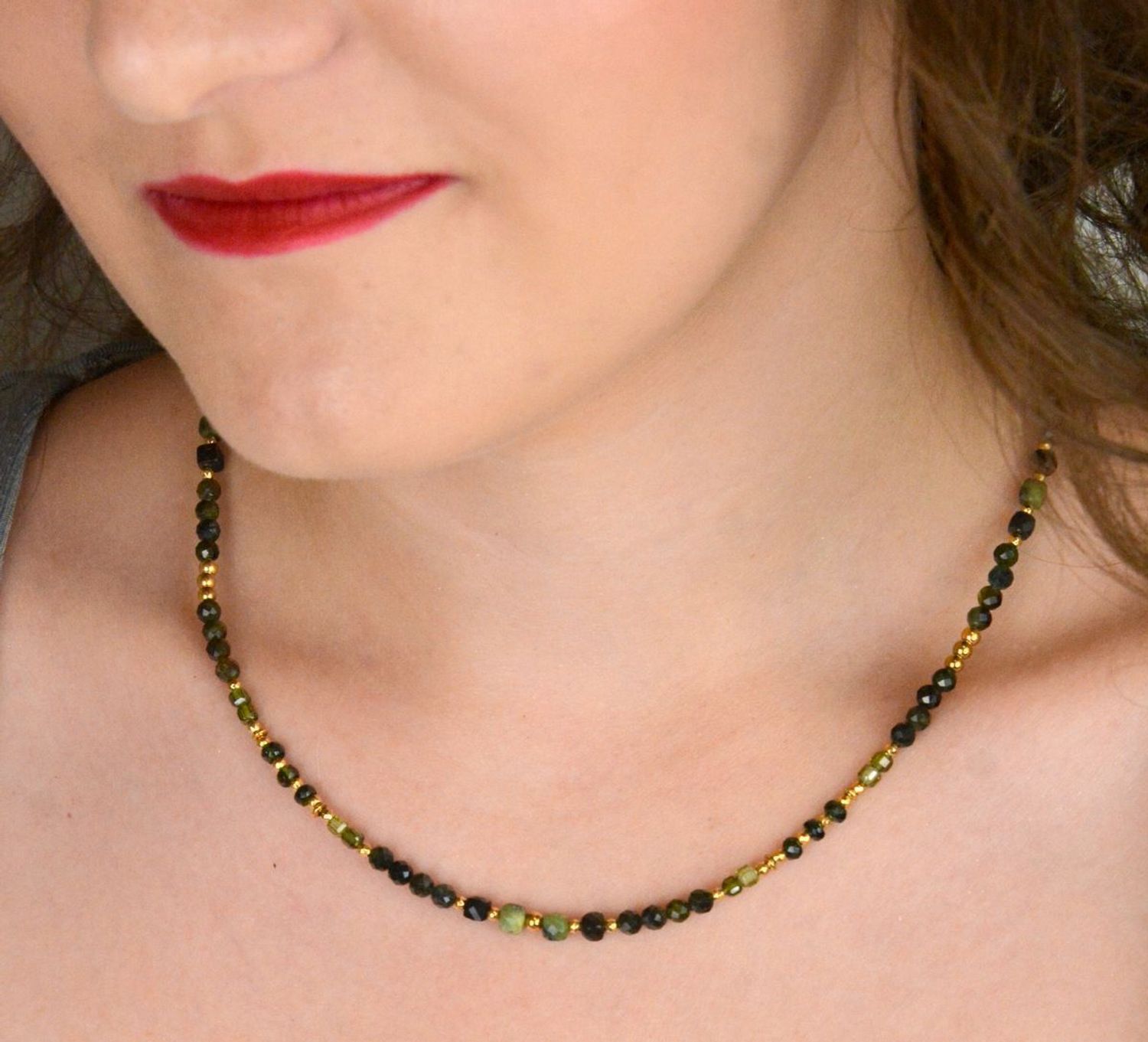 Naszyjnik damski srebrny pozłacany próby 925 z naturalnymi kamieniami nefryt i verdelit. Długość 45+3 cm, zapięcie na karabińczyk, waga 10,70 g.1.jpg