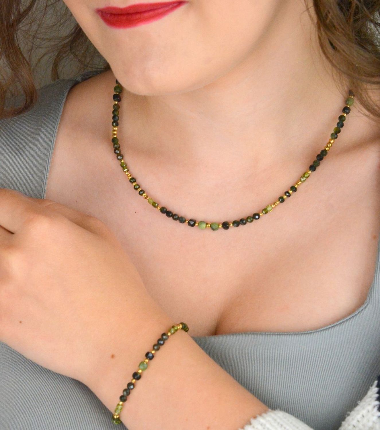 Naszyjnik damski srebrny pozłacany próby 925 z naturalnymi kamieniami nefryt i verdelit. Długość 45+3 cm, zapięcie na karabińczyk, waga 10,70 g.1.jpg