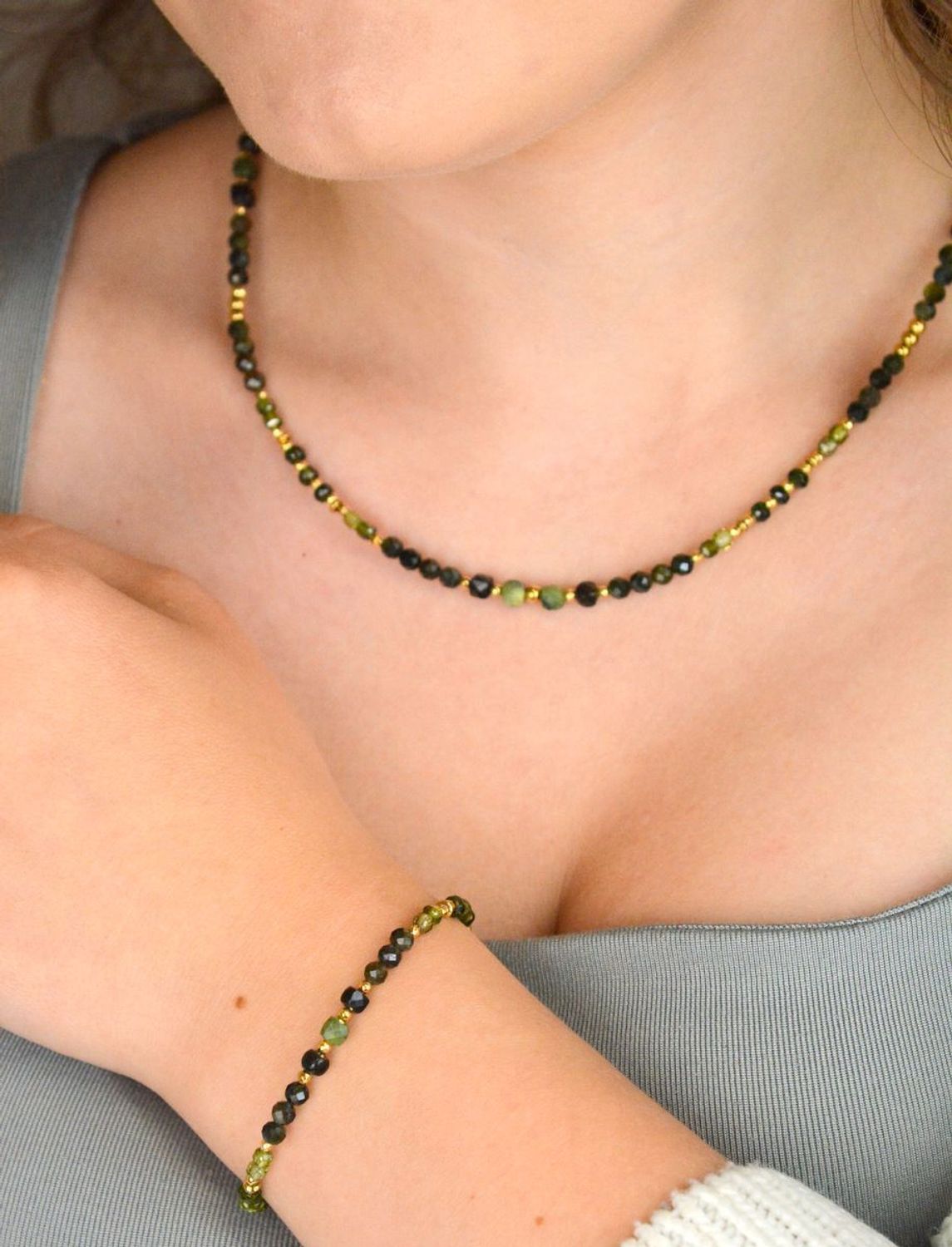 Naszyjnik damski srebrny pozłacany próby 925 z naturalnymi kamieniami nefryt i verdelit. Długość 45+3 cm, zapięcie na karabińczyk, waga 10,70 g.1.jpg