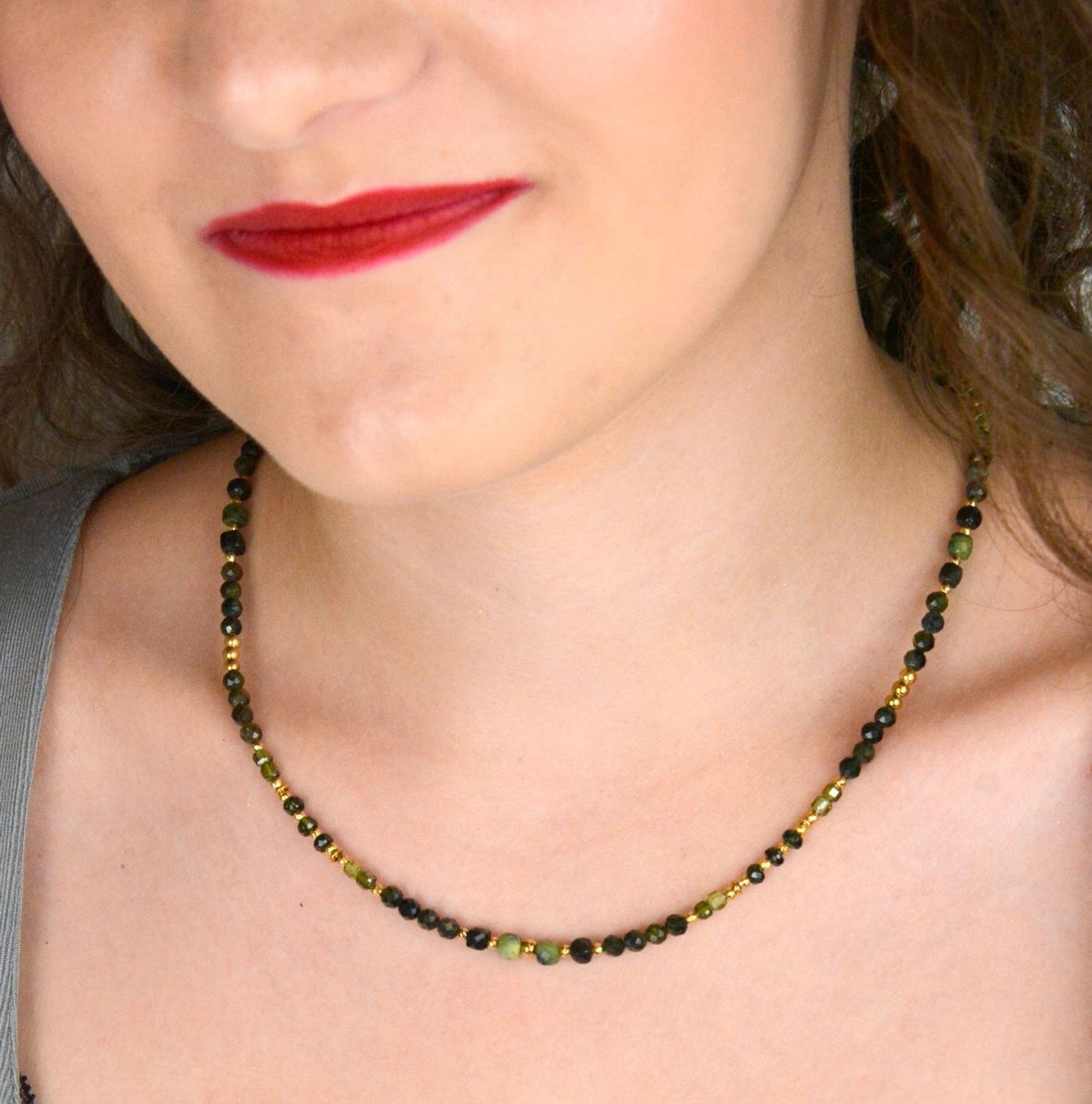 Naszyjnik damski srebrny pozłacany próby 925 z naturalnymi kamieniami nefryt i verdelit. Długość 45+3 cm, zapięcie na karabińczyk, waga 10,70 g.1.jpg