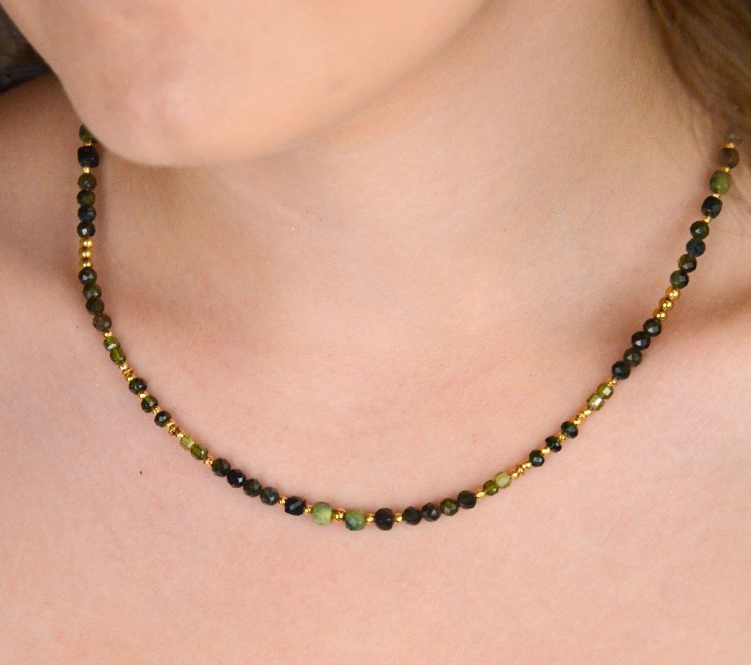 Naszyjnik damski srebrny pozłacany próby 925 z naturalnymi kamieniami nefryt i verdelit. Długość 45+3 cm, zapięcie na karabińczyk, waga 10,70 g.1.jpg