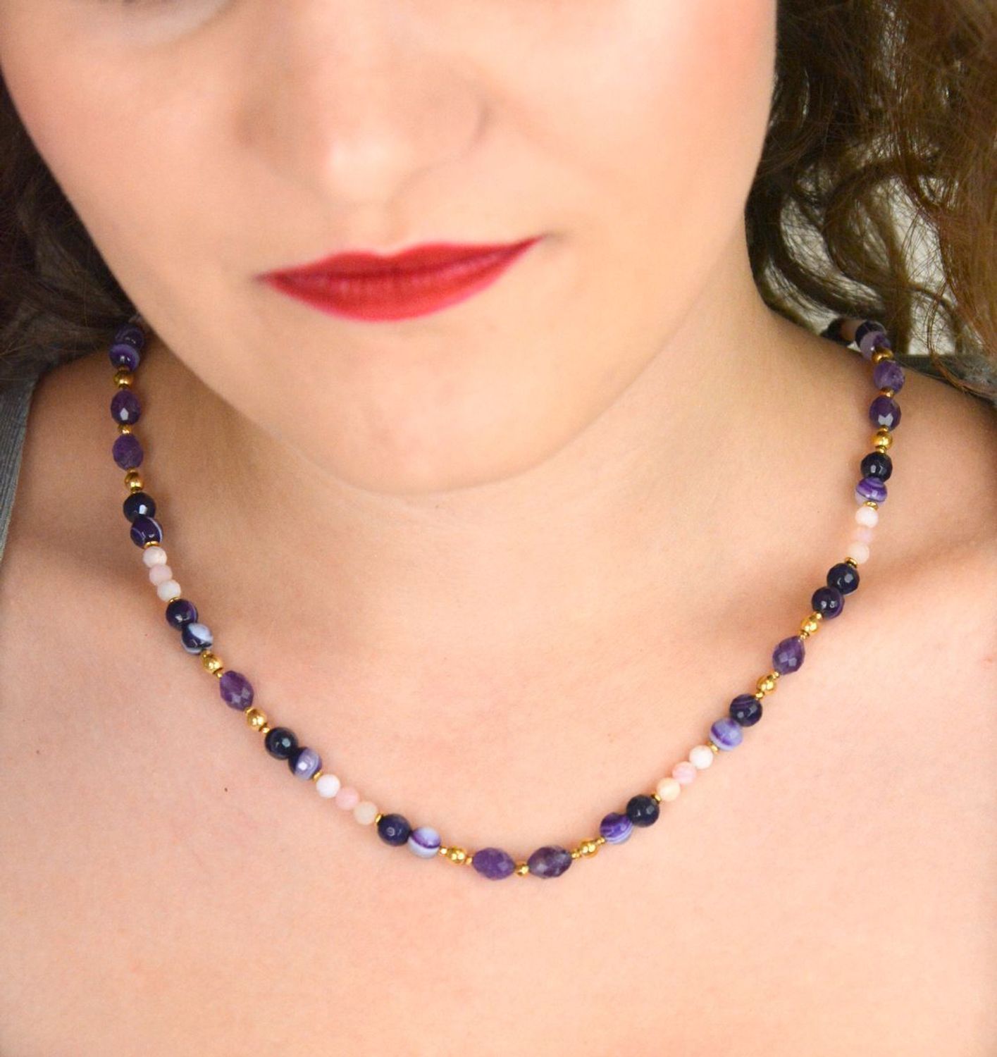 Elegancki naszyjnik damski ze srebra próby 925 z kamieniami naturalnymi agat, ametyst i opal. Długość 45 + 2 cm, zapięcie na karabińczyk, kamienie 8–3 mm.1.jpg