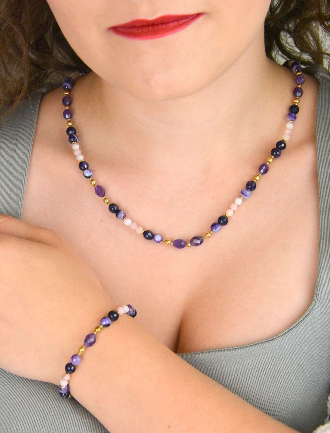 Elegancki naszyjnik damski ze srebra próby 925 z kamieniami naturalnymi agat, ametyst i opal. Długość 45 + 2 cm, zapięcie na karabińczyk, kamienie 8–3 mm.1.jpg