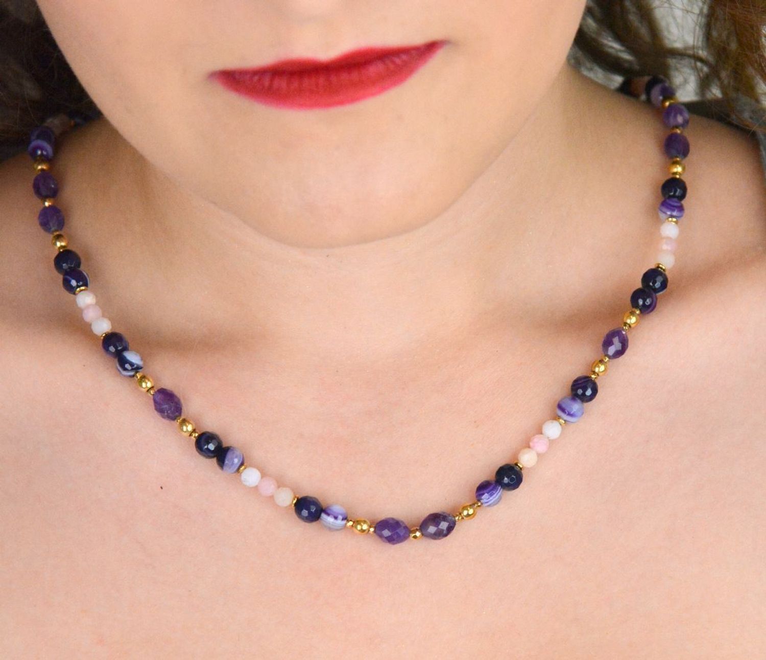 Elegancki naszyjnik damski ze srebra próby 925 z kamieniami naturalnymi agat, ametyst i opal. Długość 45 + 2 cm, zapięcie na karabińczyk, kamienie 8–3 mm.1.jpg