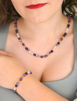 Elegancki naszyjnik damski ze srebra próby 925 z kamieniami naturalnymi agat, ametyst i opal. Długość 45 + 2 cm, zapięcie na karabińczyk, kamienie 8–3 mm (2).JPG