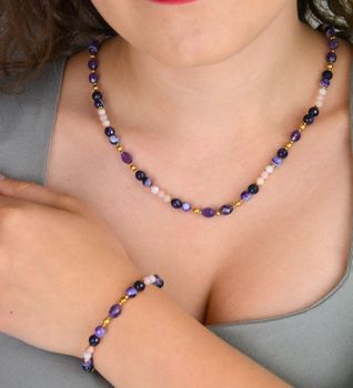 Elegancki naszyjnik damski ze srebra próby 925 z kamieniami naturalnymi agat, ametyst i opal. Długość 45 + 2 cm, zapięcie na karabińczyk, kamienie 8–3 mm (3).JPG