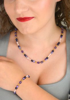Elegancki naszyjnik damski ze srebra próby 925 z kamieniami naturalnymi agat, ametyst i opal. Długość 45 + 2 cm, zapięcie na karabińczyk, kamienie 8–3 mm (4).JPG