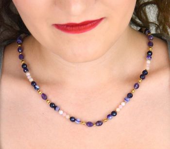 Elegancki naszyjnik damski ze srebra próby 925 z kamieniami naturalnymi agat, ametyst i opal. Długość 45 + 2 cm, zapięcie na karabińczyk, kamienie 8–3 mm (5).JPG