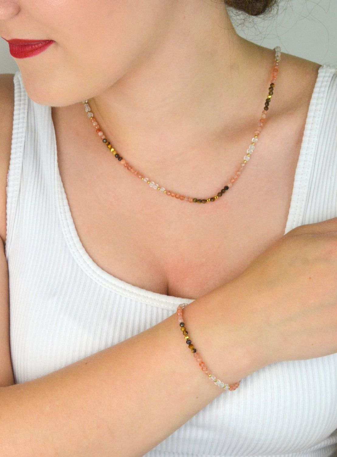 Damski naszyjnik srebrny próba 925 z naturalnymi kamieniami kamień słoneczny i tygrysie oko. Długość 45+2 cm, kamienie 3 mm, zapięcie na karabińczyk.1.jpg