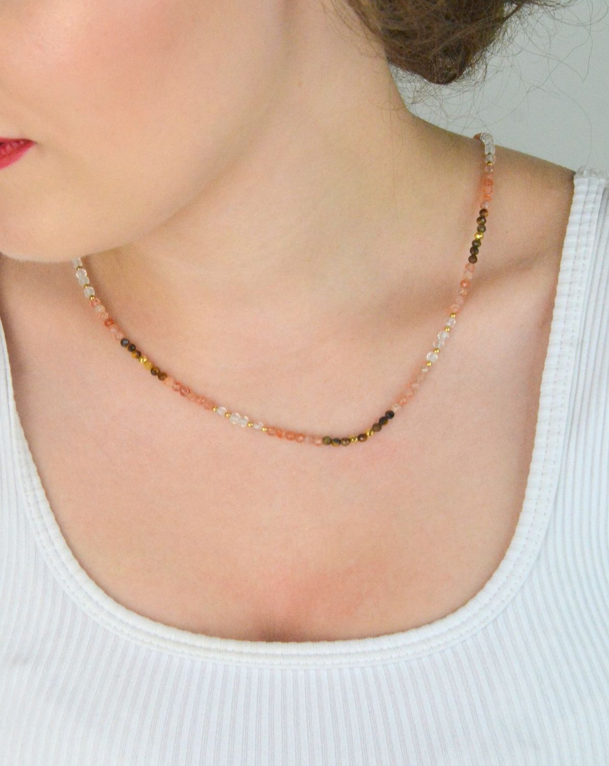 Damski naszyjnik srebrny próba 925 z naturalnymi kamieniami kamień słoneczny i tygrysie oko. Długość 45+2 cm, kamienie 3 mm, zapięcie na karabińczyk.1.jpg