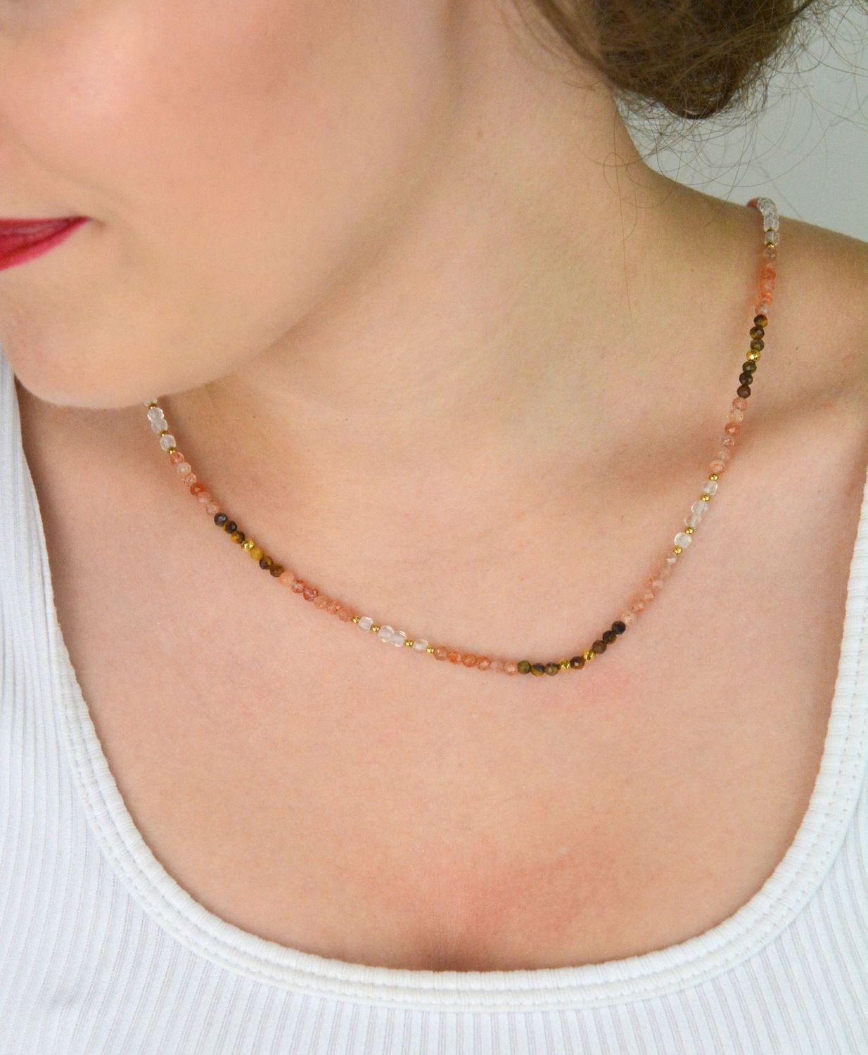 Damski naszyjnik srebrny próba 925 z naturalnymi kamieniami kamień słoneczny i tygrysie oko. Długość 45+2 cm, kamienie 3 mm, zapięcie na karabińczyk.1.jpg