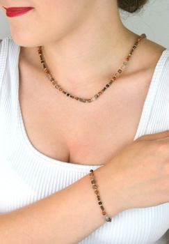 Naszyjnik damski pozłacany ze srebra 925 z naturalnymi kamieniami kamień słoneczny, opal i piasek pustyni. Długość 45 + 2 cm. Zapięcie na karabińczyk. Biżuteria z energią i elegancją w ciepłyc.JPG