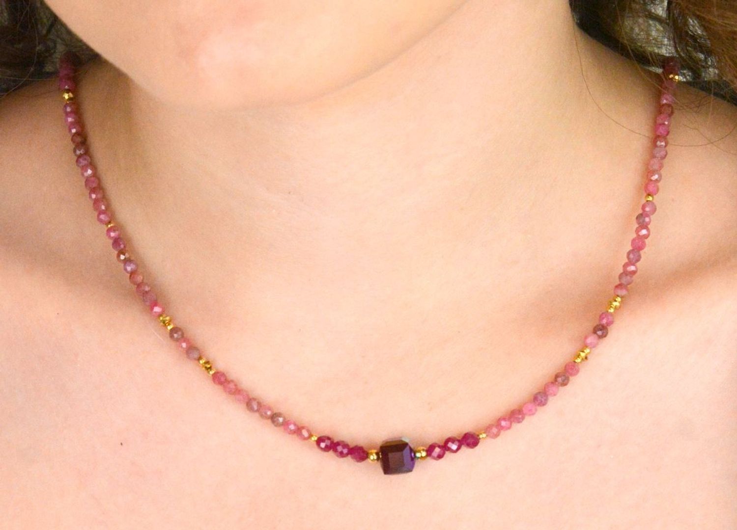 Pozłacany naszyjnik srebrny 925 z rubinem, rodonitem i kryształami Swarovski. Elegancki i kobiecy dodatek o masie 10 g – idealny na prezent.1.jpg