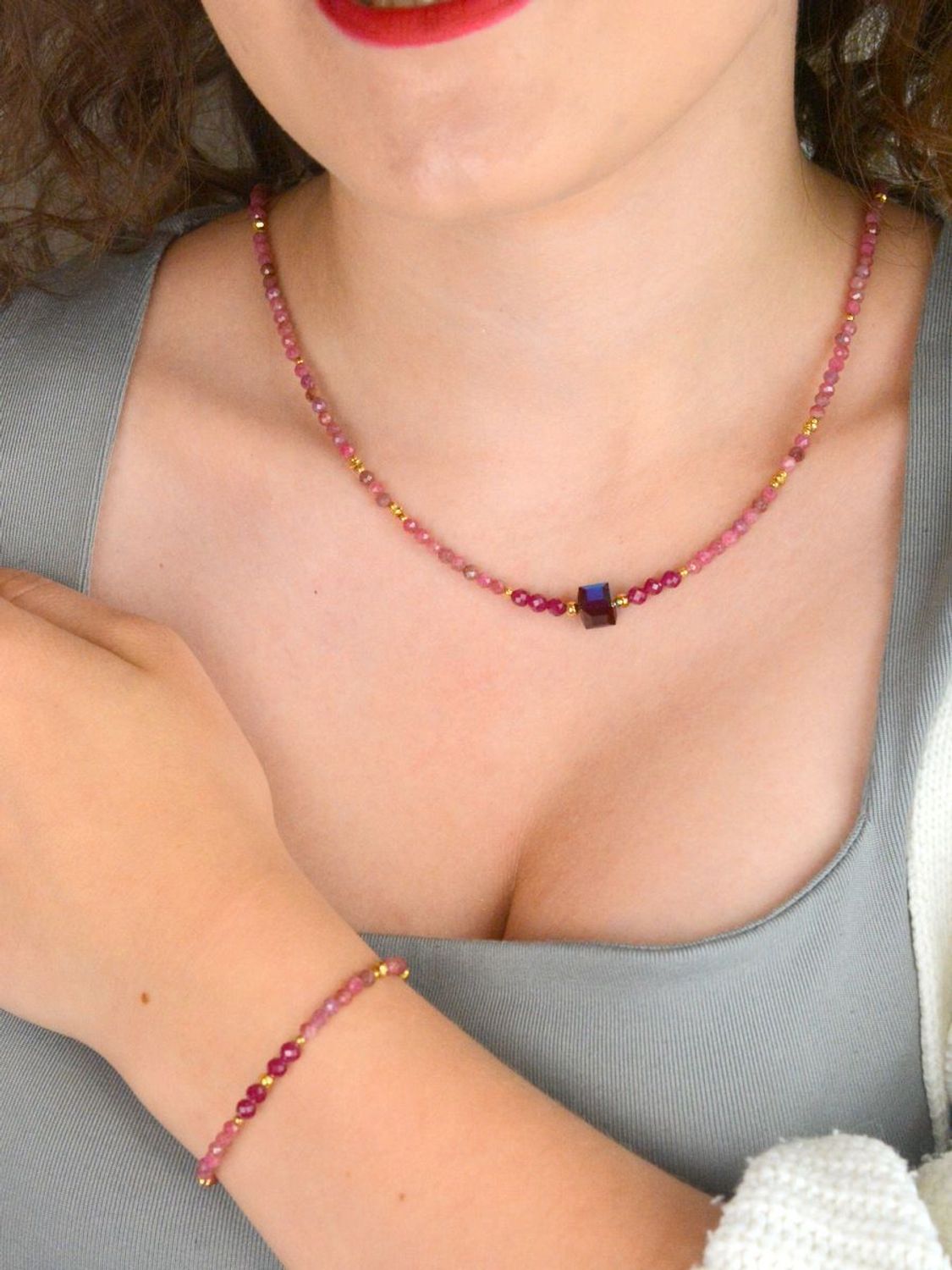 Pozłacany naszyjnik srebrny 925 z rubinem, rodonitem i kryształami Swarovski. Elegancki i kobiecy dodatek o masie 10 g – idealny na prezent.1.jpg