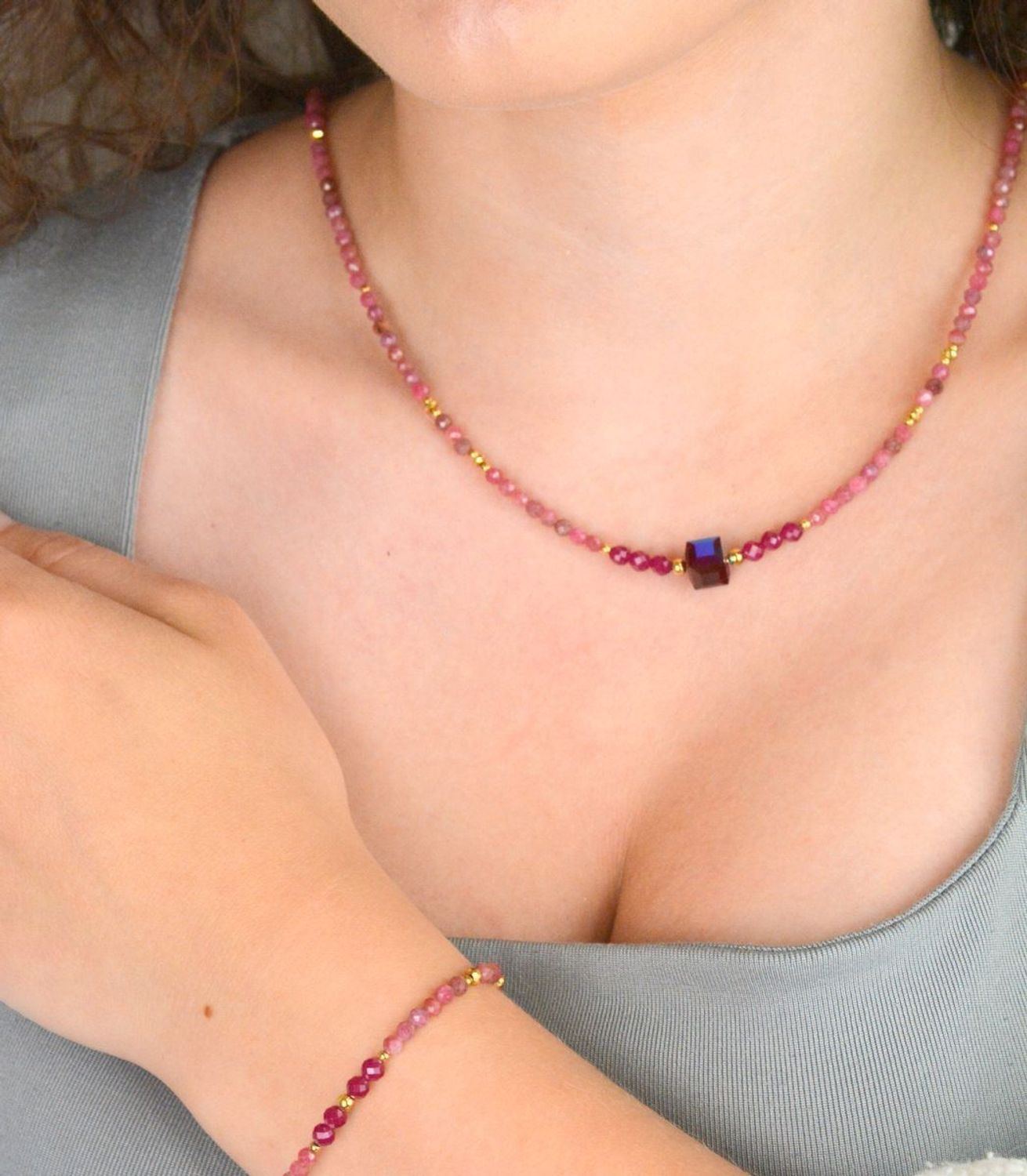 Pozłacany naszyjnik srebrny 925 z rubinem, rodonitem i kryształami Swarovski. Elegancki i kobiecy dodatek o masie 10 g – idealny na prezent.1.jpg