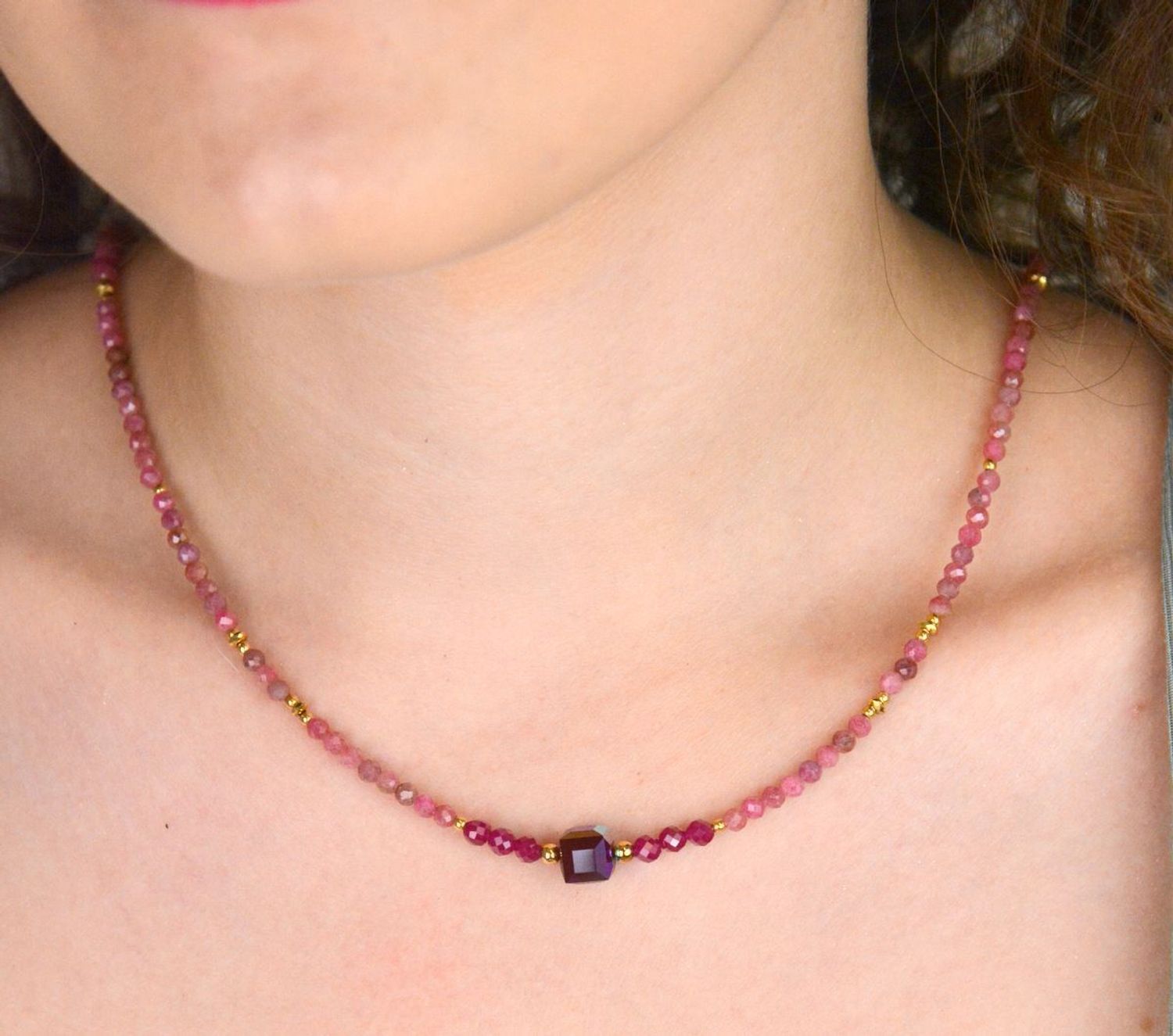 Pozłacany naszyjnik srebrny 925 z rubinem, rodonitem i kryształami Swarovski. Elegancki i kobiecy dodatek o masie 10 g – idealny na prezent.1.jpg