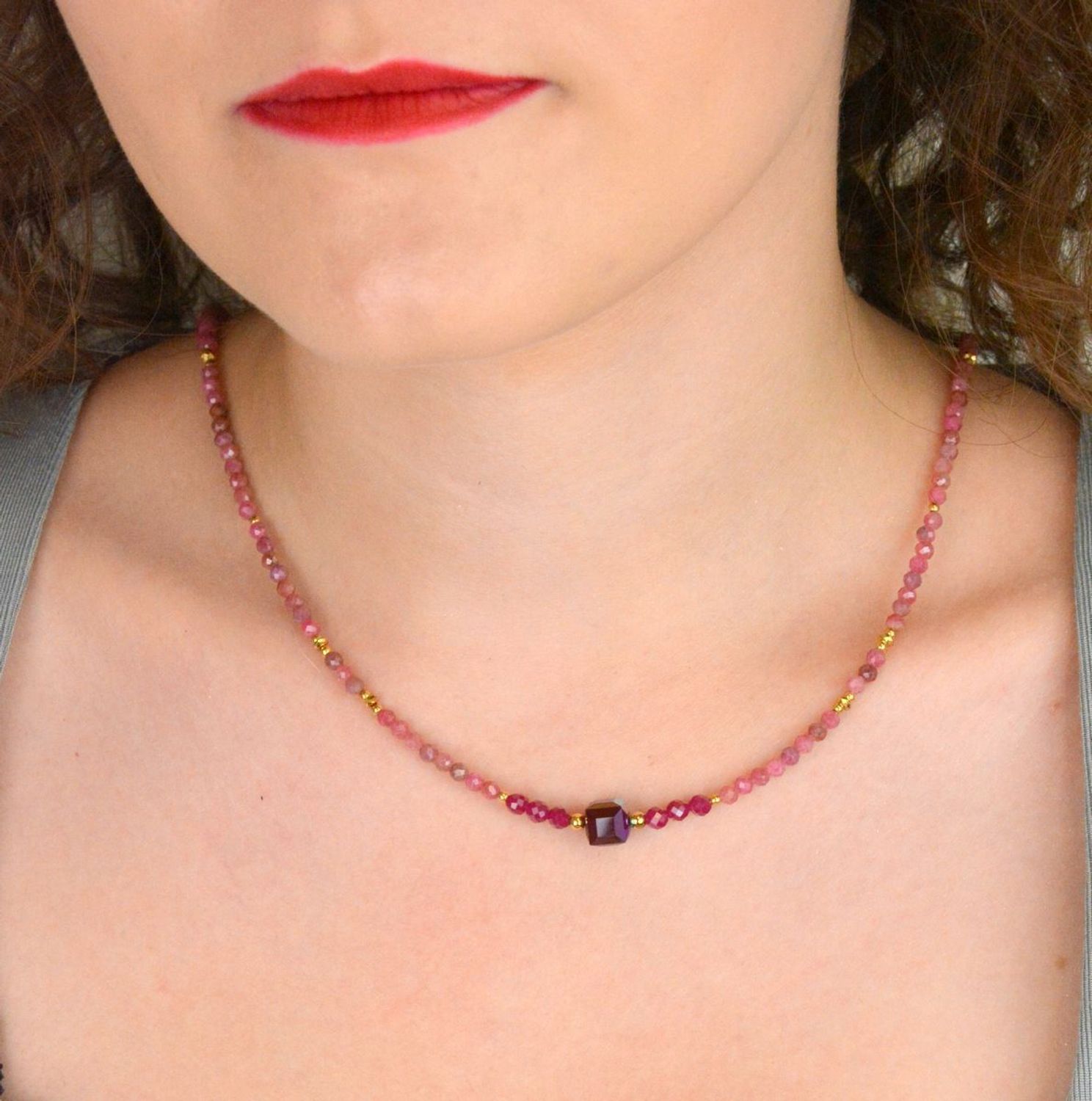 Pozłacany naszyjnik srebrny 925 z rubinem, rodonitem i kryształami Swarovski. Elegancki i kobiecy dodatek o masie 10 g – idealny na prezent.1.jpg