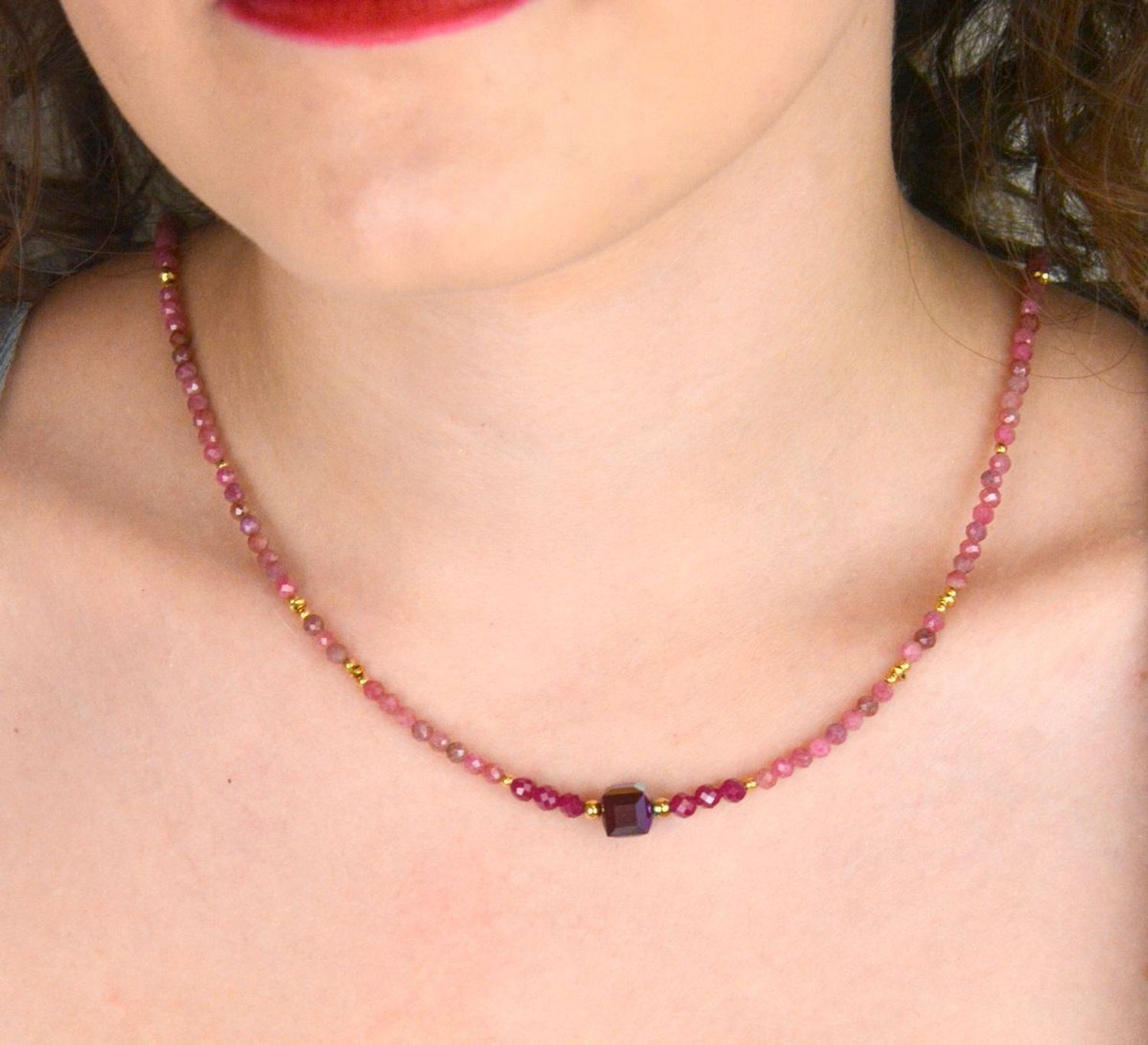 Pozłacany naszyjnik srebrny 925 z rubinem, rodonitem i kryształami Swarovski. Elegancki i kobiecy dodatek o masie 10 g – idealny na prezent.1.jpg