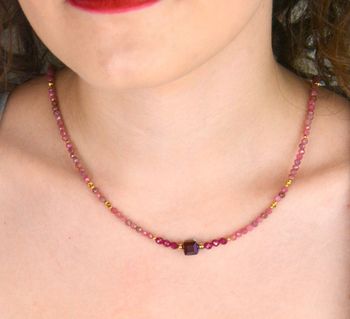 Pozłacany naszyjnik srebrny 925 z rubinem, rodonitem i kryształami Swarovski. Elegancki i kobiecy dodatek o masie 10 g – idealny na prezent (6).JPG
