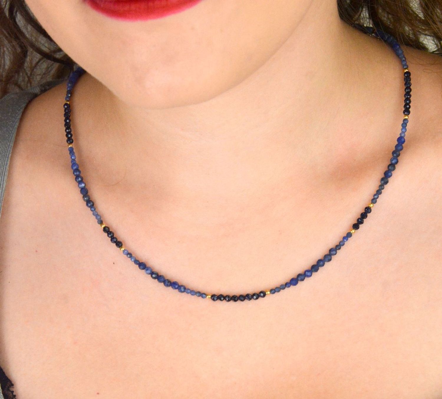 Elegancki naszyjnik damski ze srebra próby 925, pozłacany, z naturalnymi kamieniami sodalit i noc Kairu 3 mm. Długość 45 cm + 2 cm regulacji, zapięcie na karabińczyk.1.jpg