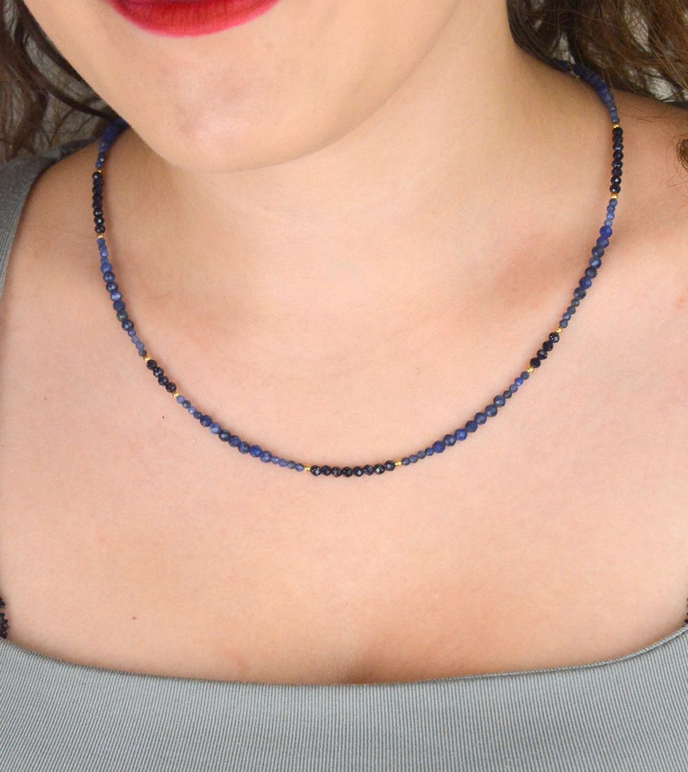 Elegancki naszyjnik damski ze srebra próby 925, pozłacany, z naturalnymi kamieniami sodalit i noc Kairu 3 mm. Długość 45 cm + 2 cm regulacji, zapięcie na karabińczyk.1.jpg