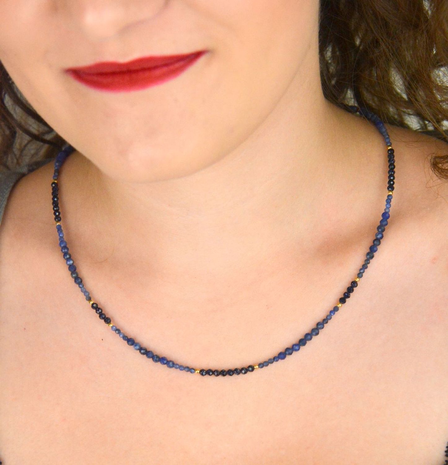 Elegancki naszyjnik damski ze srebra próby 925, pozłacany, z naturalnymi kamieniami sodalit i noc Kairu 3 mm. Długość 45 cm + 2 cm regulacji, zapięcie na karabińczyk.1.jpg