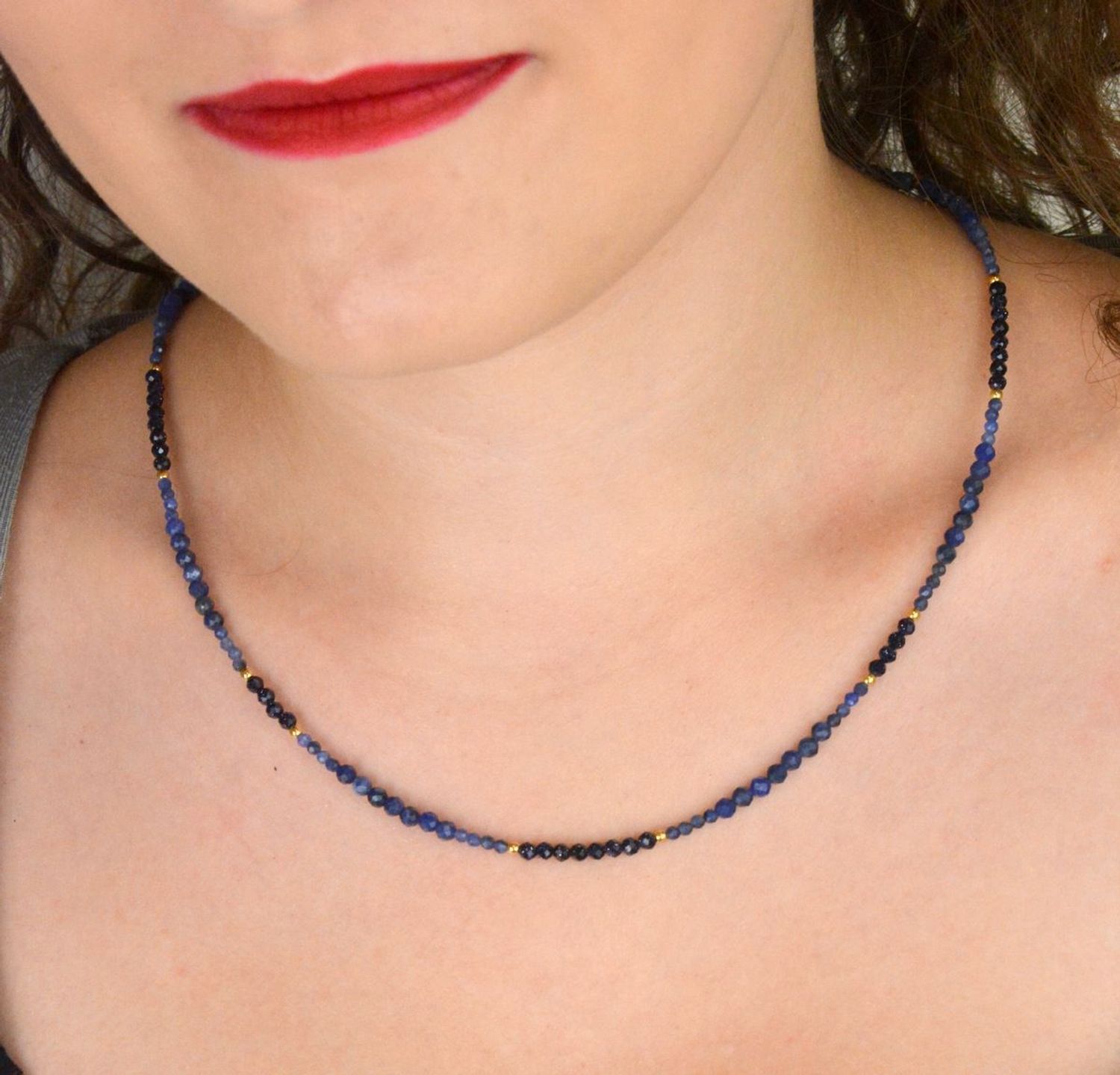 Elegancki naszyjnik damski ze srebra próby 925, pozłacany, z naturalnymi kamieniami sodalit i noc Kairu 3 mm. Długość 45 cm + 2 cm regulacji, zapięcie na karabińczyk.1.jpg