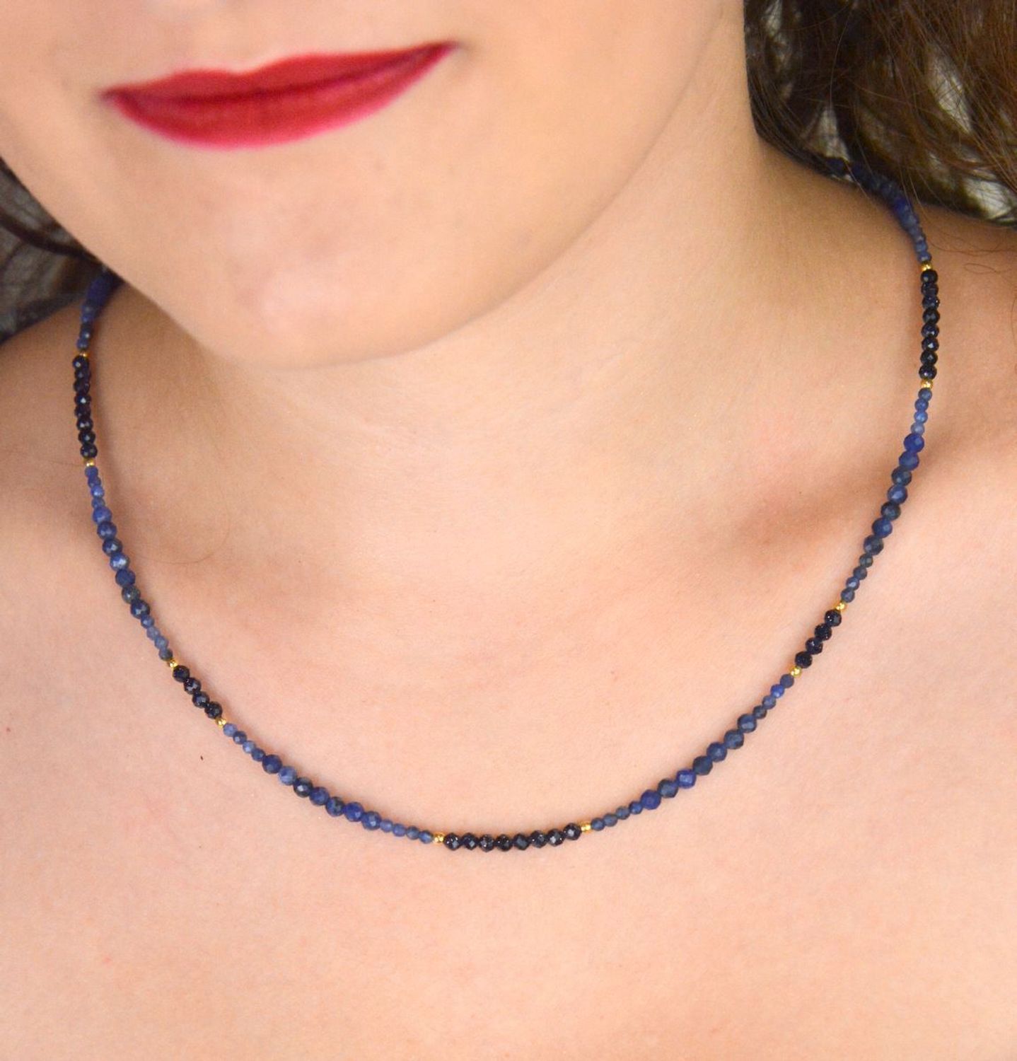 Elegancki naszyjnik damski ze srebra próby 925, pozłacany, z naturalnymi kamieniami sodalit i noc Kairu 3 mm. Długość 45 cm + 2 cm regulacji, zapięcie na karabińczyk.1.jpg