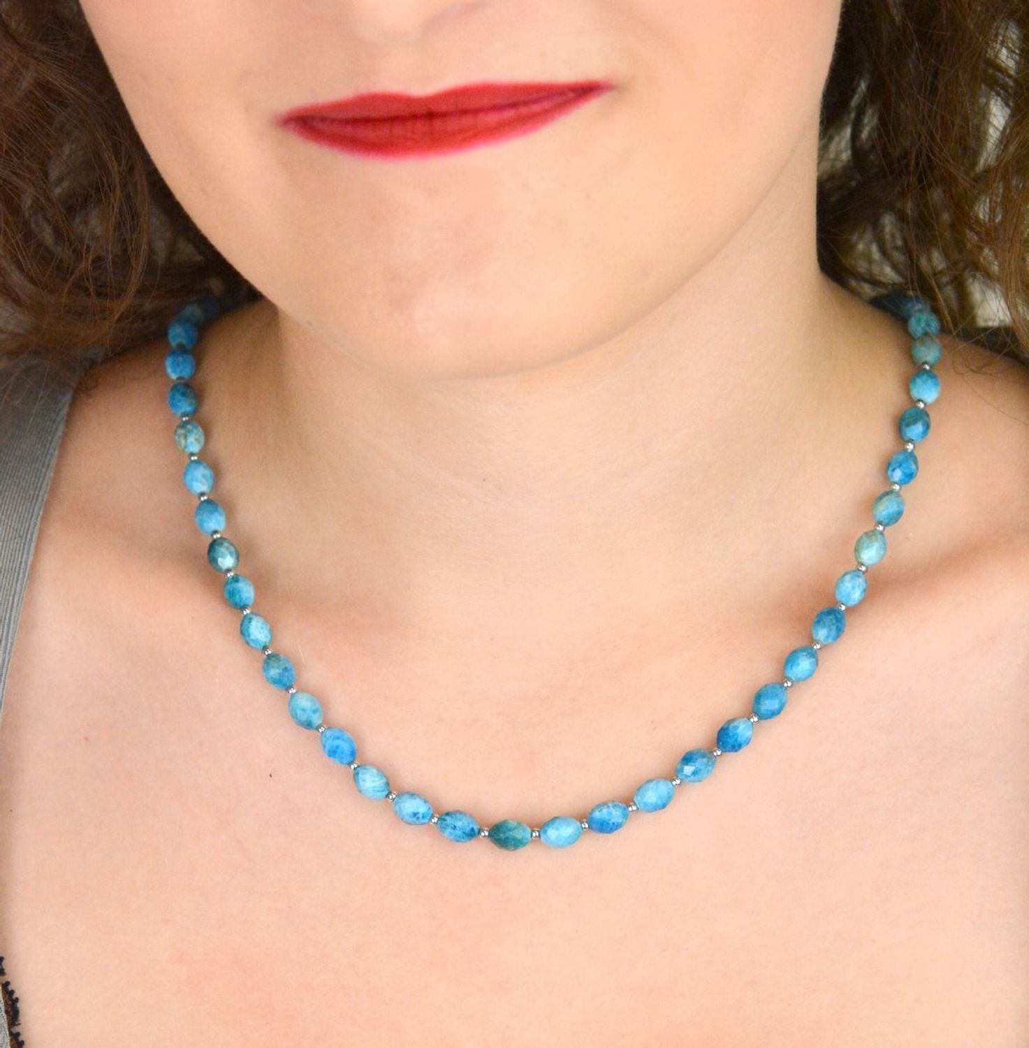 Naszyjnik damski ze srebra 925 z apatytem i hematytem. Kamienie naturalne 6–8 mm, długość 44 + 3 cm. Elegancki, ręcznie wykonany, zapięcie na karabińczyk.1.jpg