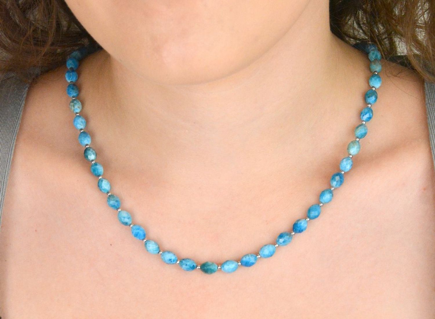 Naszyjnik damski ze srebra 925 z apatytem i hematytem. Kamienie naturalne 6–8 mm, długość 44 + 3 cm. Elegancki, ręcznie wykonany, zapięcie na karabińczyk.1.jpg