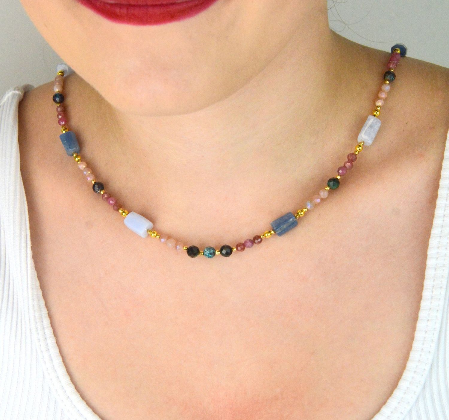 Naszyjnik damski ze srebra próby 925 z naturalnym kyanitem, chalcedonem i kamieniem słonecznym. Długość 45+2 cm, masa 16,20 g. Elegancja i styl w wyjątkowej formie.1.jpg