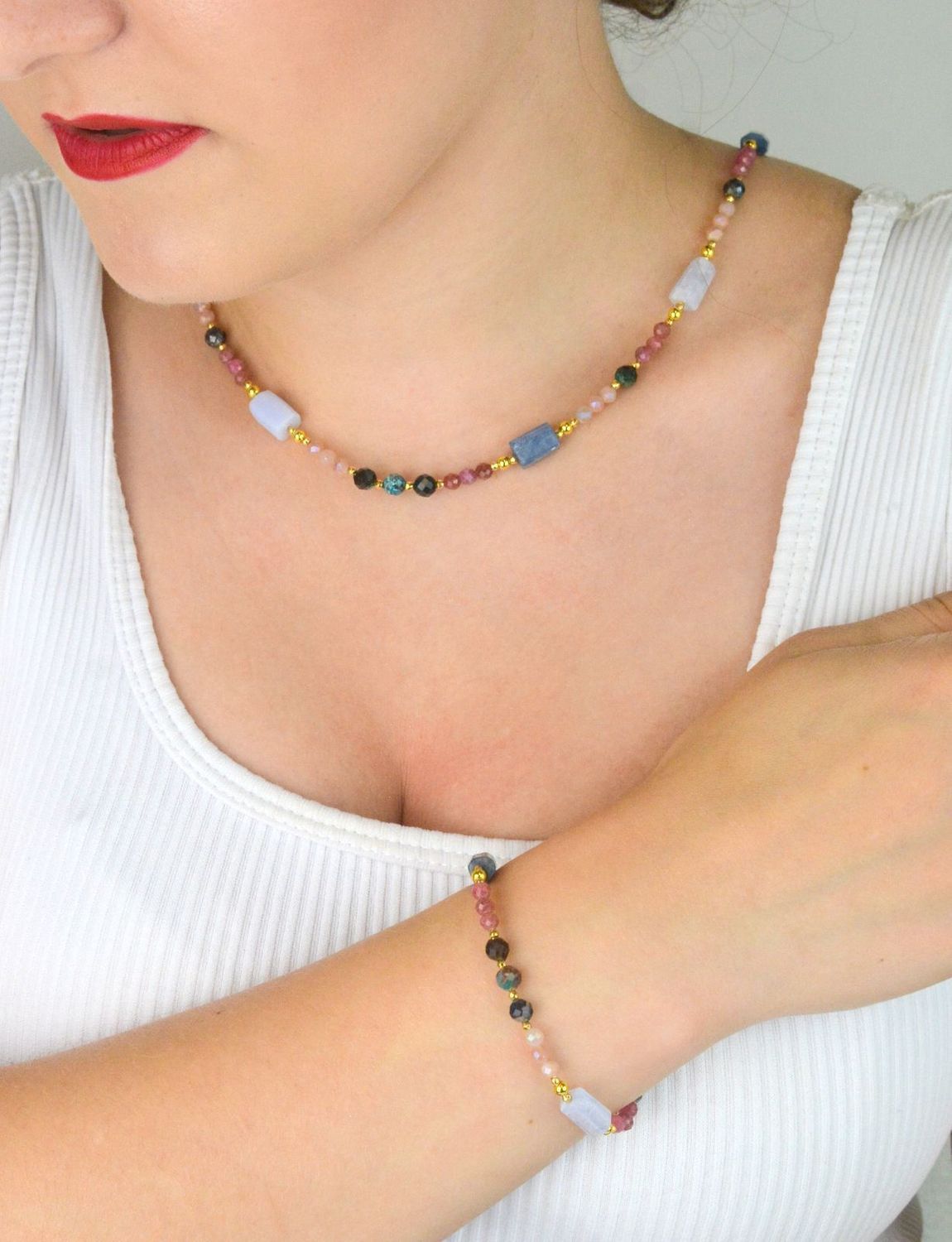 Naszyjnik damski ze srebra próby 925 z naturalnym kyanitem, chalcedonem i kamieniem słonecznym. Długość 45+2 cm, masa 16,20 g. Elegancja i styl w wyjątkowej formie.1.jpg