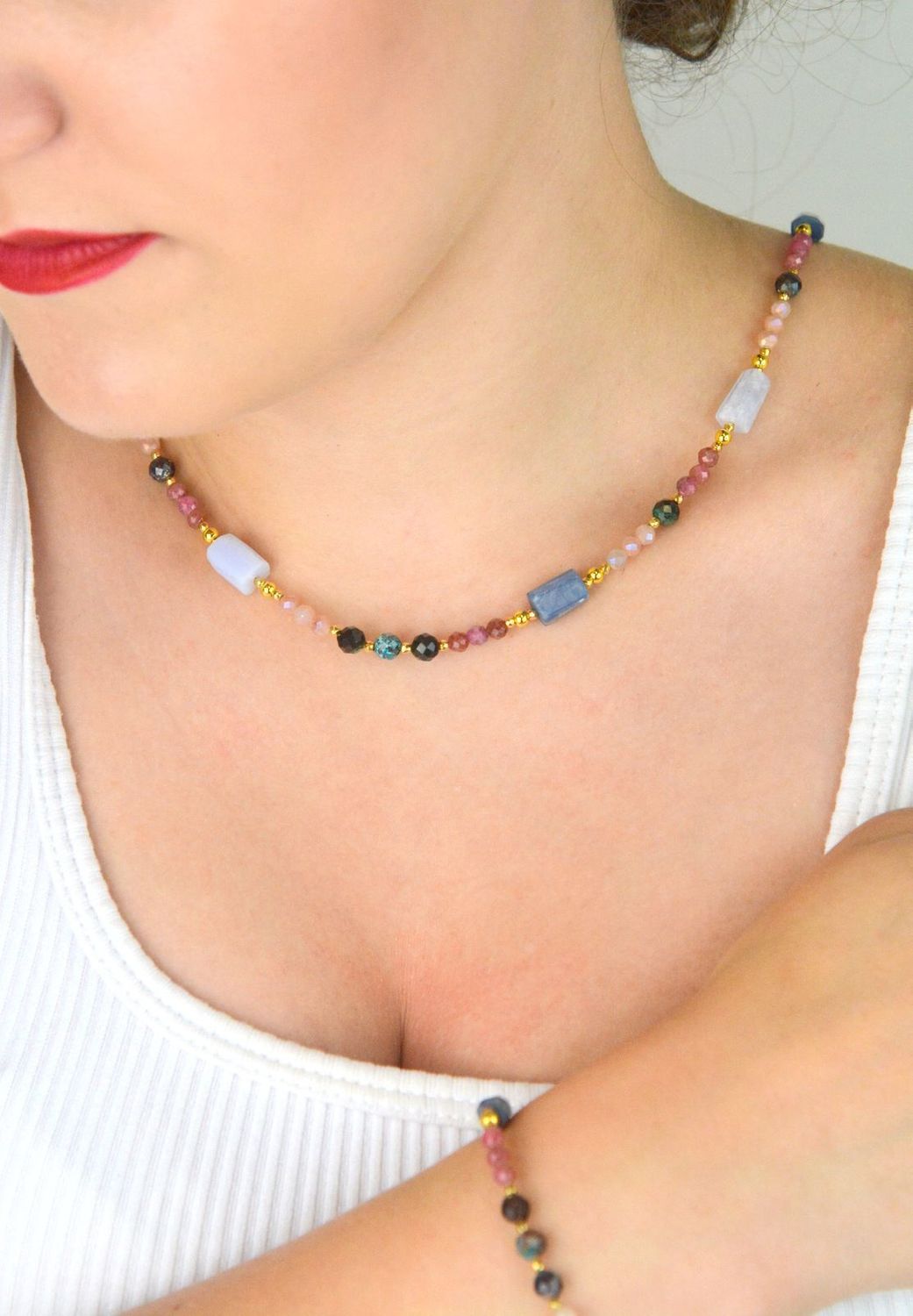 Naszyjnik damski ze srebra próby 925 z naturalnym kyanitem, chalcedonem i kamieniem słonecznym. Długość 45+2 cm, masa 16,20 g. Elegancja i styl w wyjątkowej formie.1.jpg