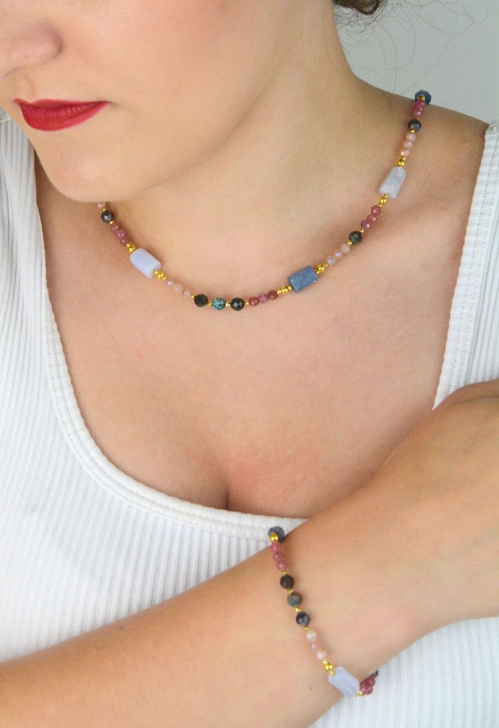 Naszyjnik damski ze srebra próby 925 z naturalnym kyanitem, chalcedonem i kamieniem słonecznym. Długość 45+2 cm, masa 16,20 g. Elegancja i styl w wyjątkowej formie.1.jpg