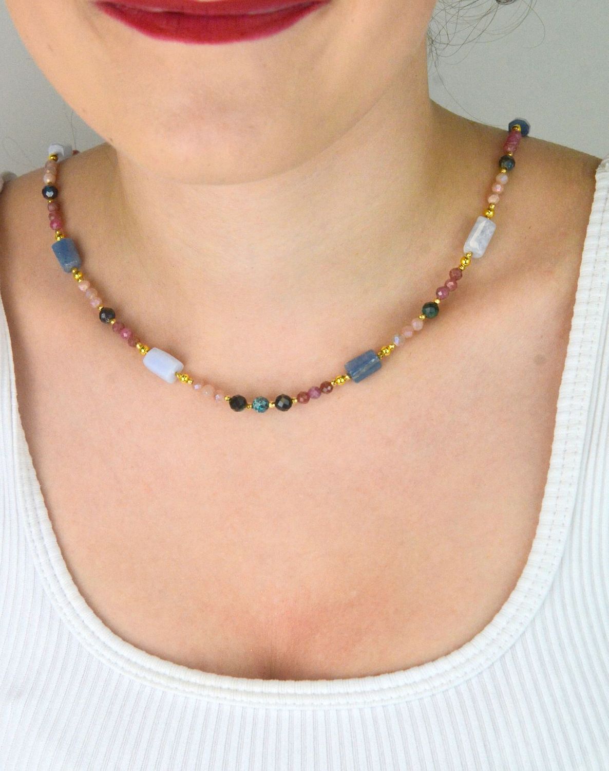 Naszyjnik damski ze srebra próby 925 z naturalnym kyanitem, chalcedonem i kamieniem słonecznym. Długość 45+2 cm, masa 16,20 g. Elegancja i styl w wyjątkowej formie.1.jpg