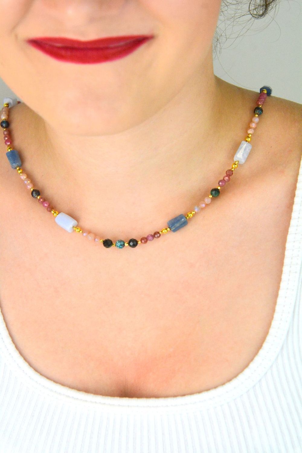 Naszyjnik damski ze srebra próby 925 z naturalnym kyanitem, chalcedonem i kamieniem słonecznym. Długość 45+2 cm, masa 16,20 g. Elegancja i styl w wyjątkowej formie.1.jpg