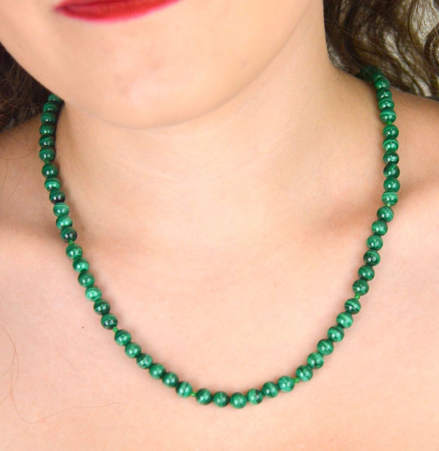 Elegancki naszyjnik damski wykonany ze srebra próby 925, pozłacany, zdobiony naturalnymi kamieniami malachitu i agatu 6 mm. Długość 45 cm + 2 cm regulacji, zapięcie na karabińczyk.1.jpg