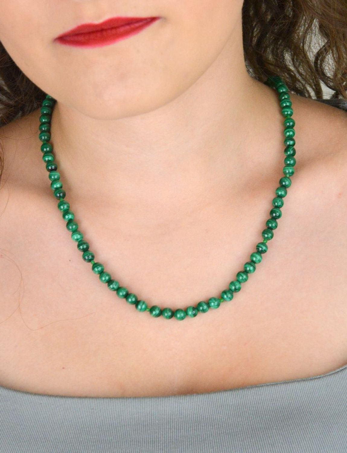 Elegancki naszyjnik damski wykonany ze srebra próby 925, pozłacany, zdobiony naturalnymi kamieniami malachitu i agatu 6 mm. Długość 45 cm + 2 cm regulacji, zapięcie na karabińczyk.1.jpg