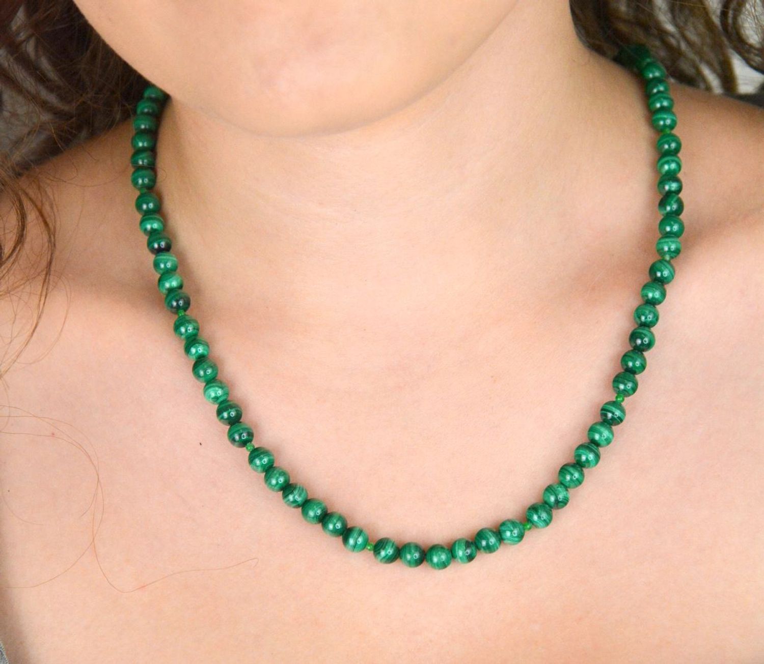 Elegancki naszyjnik damski wykonany ze srebra próby 925, pozłacany, zdobiony naturalnymi kamieniami malachitu i agatu 6 mm. Długość 45 cm + 2 cm regulacji, zapięcie na karabińczyk.1.jpg