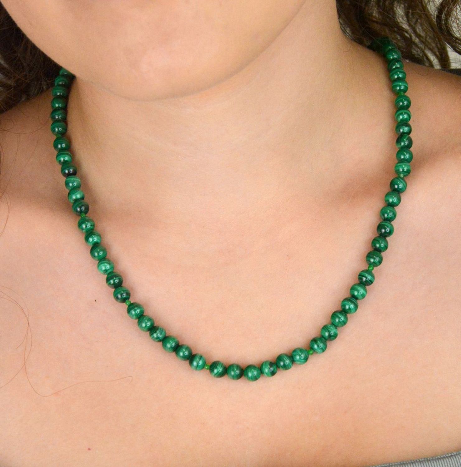 Elegancki naszyjnik damski wykonany ze srebra próby 925, pozłacany, zdobiony naturalnymi kamieniami malachitu i agatu 6 mm. Długość 45 cm + 2 cm regulacji, zapięcie na karabińczyk.1.jpg