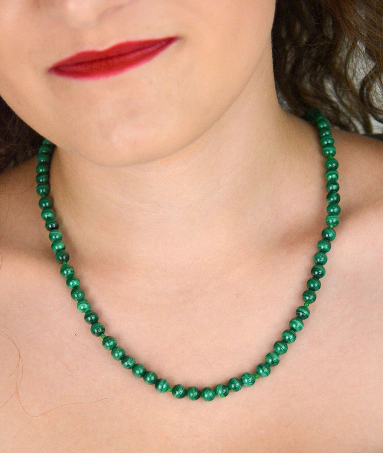 Elegancki naszyjnik damski wykonany ze srebra próby 925, pozłacany, zdobiony naturalnymi kamieniami malachitu i agatu 6 mm. Długość 45 cm + 2 cm regulacji, zapięcie na karabińczyk.1.jpg