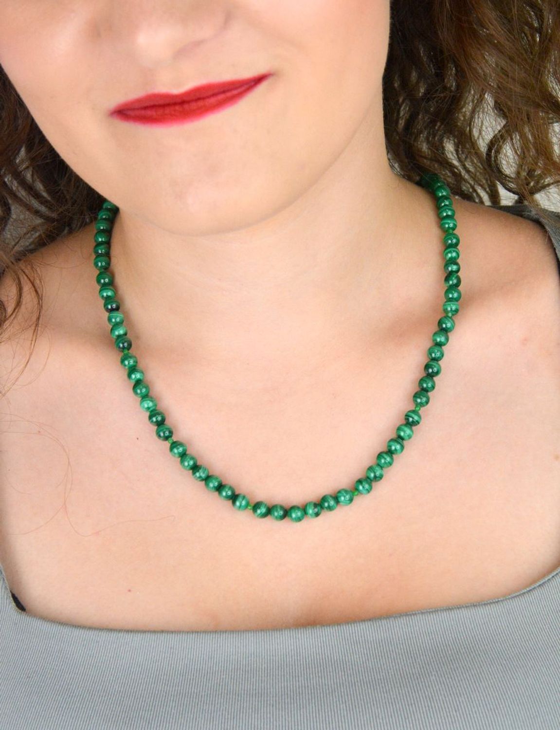 Elegancki naszyjnik damski wykonany ze srebra próby 925, pozłacany, zdobiony naturalnymi kamieniami malachitu i agatu 6 mm. Długość 45 cm + 2 cm regulacji, zapięcie na karabińczyk.1.jpg