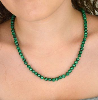 Elegancki naszyjnik damski wykonany ze srebra próby 925, pozłacany, zdobiony naturalnymi kamieniami malachitu i agatu 6 mm. Długość 45 cm + 2 cm regulacji, zapięcie na karabińczyk (4).JPG