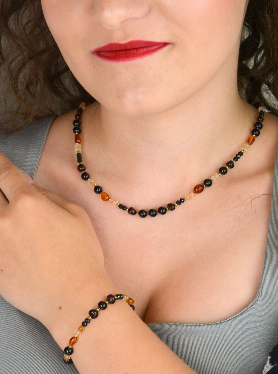 Piękny naszyjnik damski ze srebra próby 925, z naturalnymi kamieniami bursztyn, turmalin, cytryn i spinel. Długość 43 cm + 2 cm regulacji, zapięcie na karabińczyk, 13 g.1.jpg