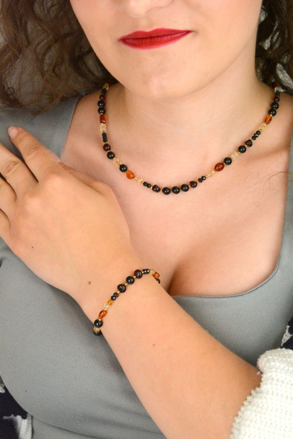 Piękny naszyjnik damski ze srebra próby 925, z naturalnymi kamieniami bursztyn, turmalin, cytryn i spinel. Długość 43 cm + 2 cm regulacji, zapięcie na karabińczyk, 13 g.1.jpg